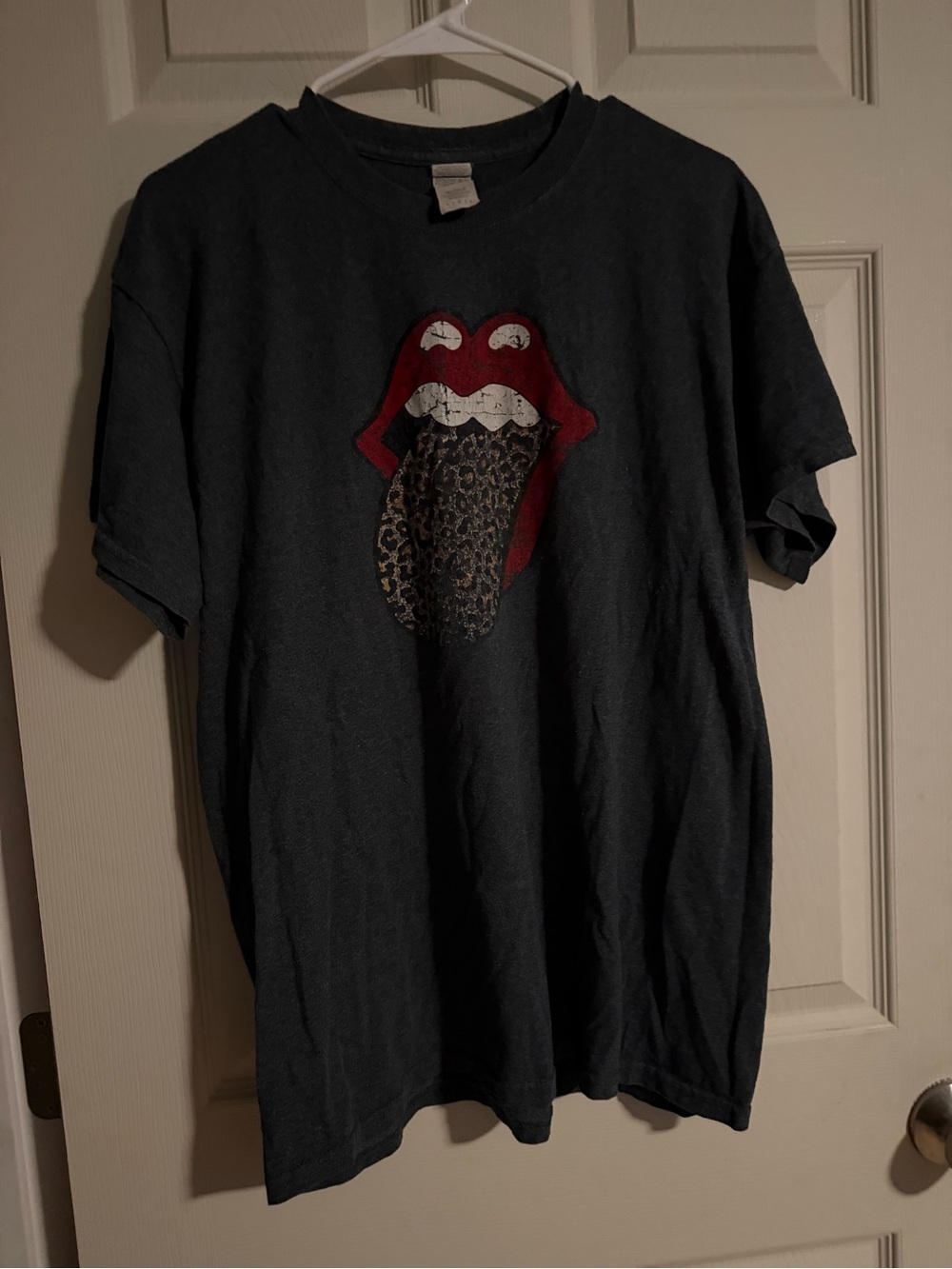 Vintage-Style Men's Black Graphic Tee with Red Lips Print